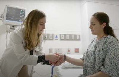 Кодирование Аквилонг в Зеленогорске Врач держит пациентку за руку